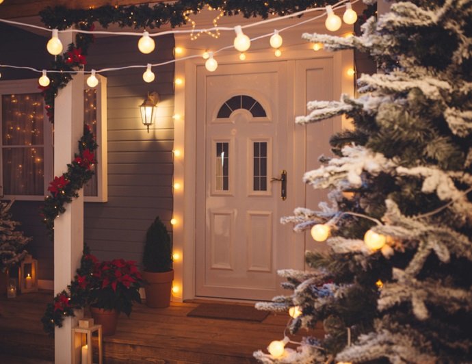 Guía para iluminar tu casa en Navidad y no parecer hortera