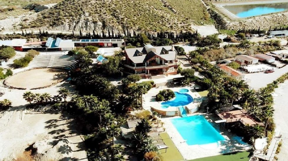 Vivienda de madera con lago