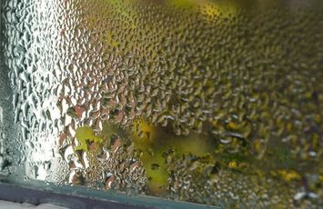 Las humedades aumentan un 30% el gasto energético de las viviendas y bajan su valor un 35%