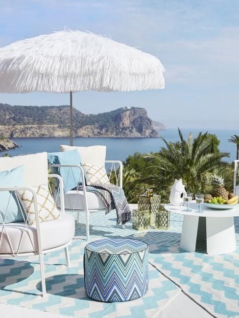 Terraza blanca y azul al estilo ibicenco
