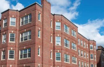 ¿Qué ayudas ofrece el Gobierno para poner ascensores en edificios viejos?