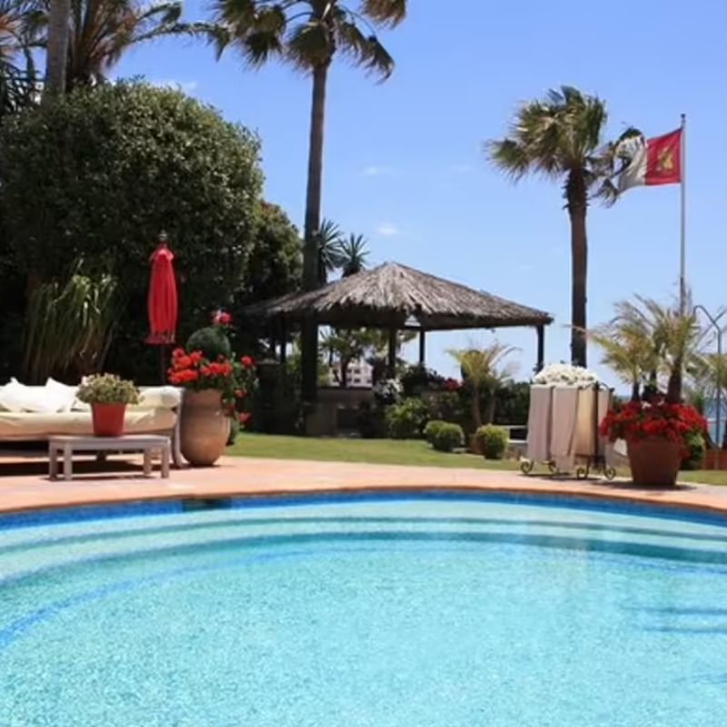 escaleras de entrada a la piscina