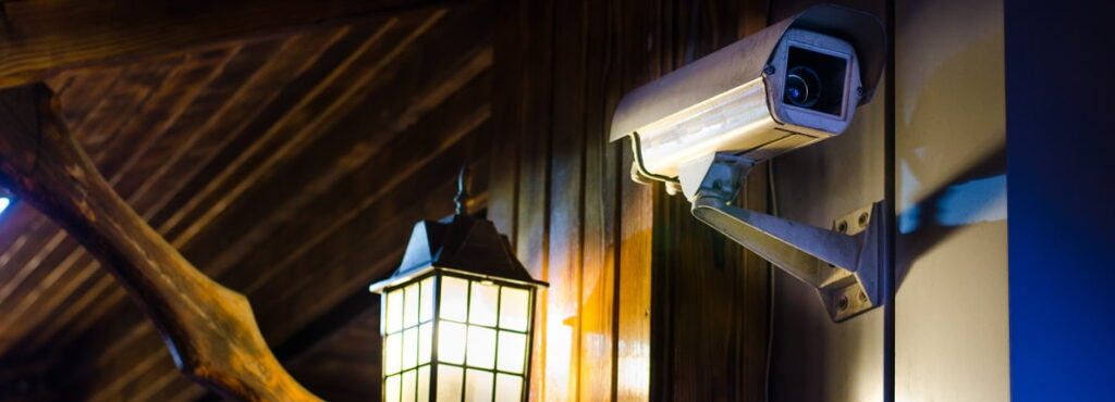 ¿Es legal poner cámaras de seguridad exterior en la puerta de mi piso?