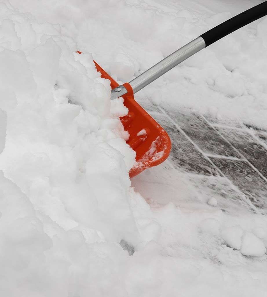 cómo quitar la nieve con pala