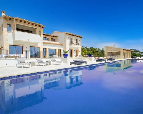 5 mansiones a la venta en España con las piscinas más espectaculares –  Fotocasa Life