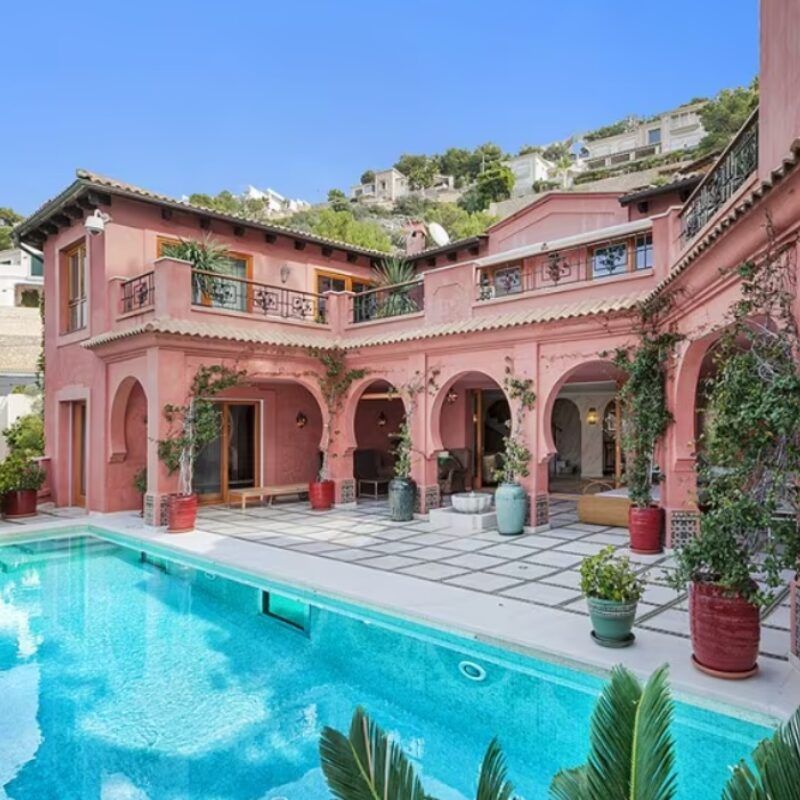 piscina con vistas a la villa