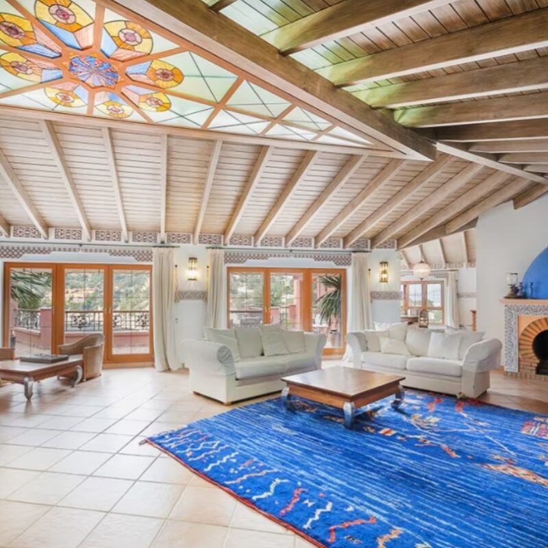 salon con chimenea y techo de cristal