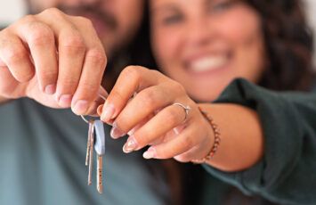 Comprar o alquilar: ¿qué harán los jóvenes este año? - Fotocasa Life - Comprar o alquilar, comprar piso, compraventa jóvenes, Jóvenes emancipados, jóvenes y vivienda, Mercado del Alquiler - Compraventa - Los jóvenes son los más activos del mercado inmobiliario. Teniendo en cuenta el contexto social y económico, ¿alquilarán o comprarán en 2023?