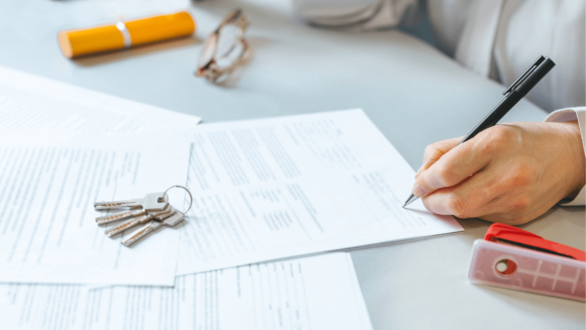 Cómo hacer el cambio de titular de un inquilino a otro: pasos y costes