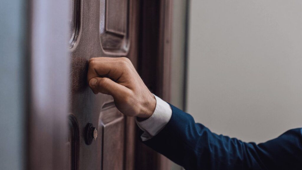 ¿En qué situaciones se produce la servidumbre de paso del propietario en una comunidad?