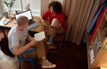 Más de la mitad de quienes comparten piso lo hacen porque no pueden pagar un alquiler completo