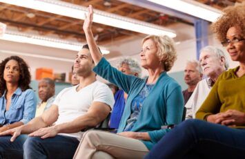 ¿Qué debería incluir un acta de reunión en una junta de vecinos?