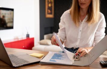 ¿Qué documentos son necesarios para comprar un local comercial?