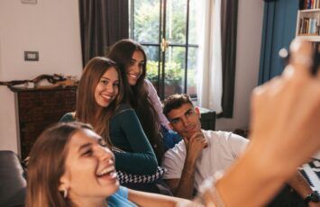 Los españoles que comparten vivienda destinaron el 23% de su salario al pago de una habitación en 2024