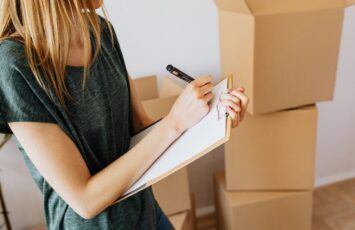 ¿Qué hacer si el inquilino se va y deja sus cosas en el piso?