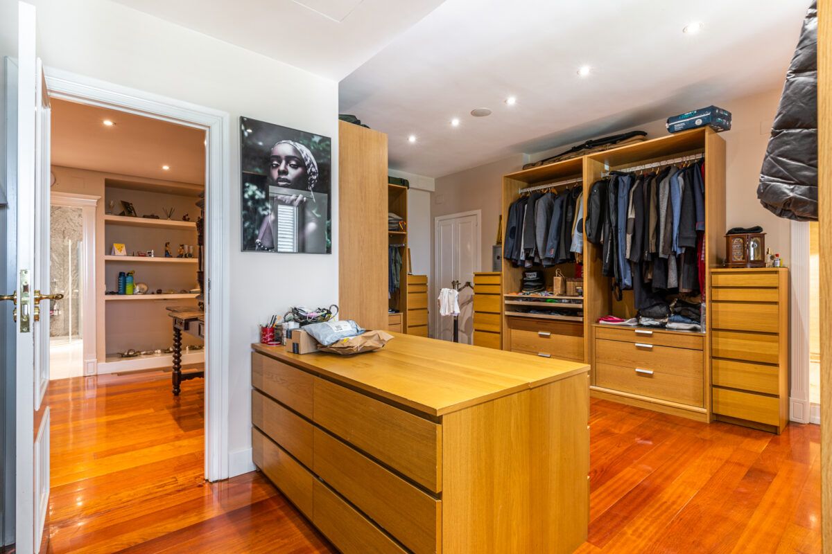 Lujo y exclusividad en Somosaguas: descubre este chalet con bar, piscina, gimnasio y zona de cine img598