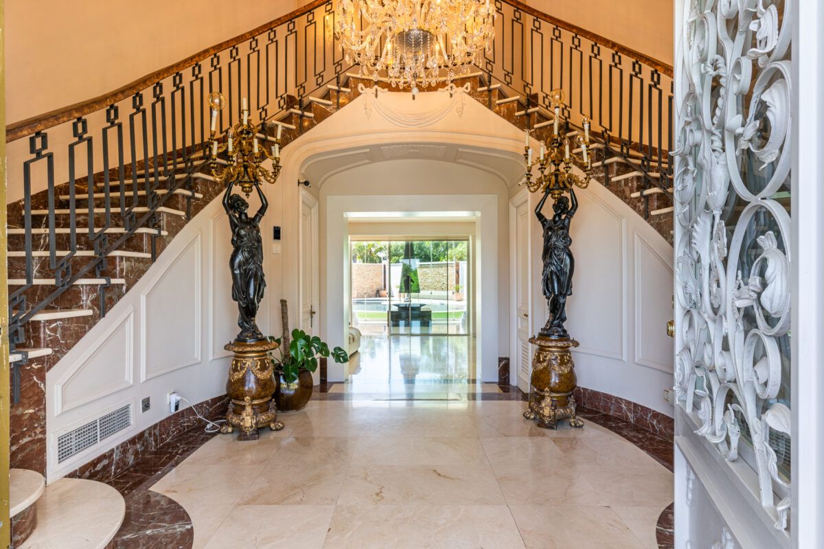 Lujo y exclusividad en Somosaguas: descubre este chalet con bar, piscina, gimnasio y zona de cine