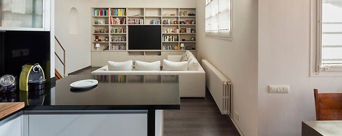 La sofisticada y práctica reforma integral de un ático en Barcelona [PROYECTO DE REFORMA]