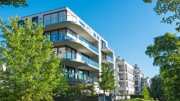 ¿Quién paga las deudas con la comunidad de los pisos sin vender?