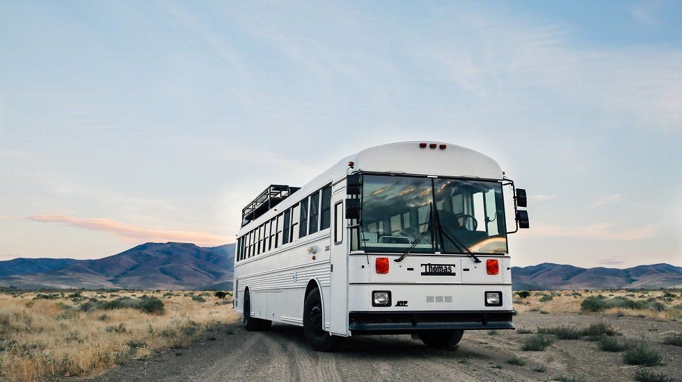 Una casa familiar en un autobús escolar