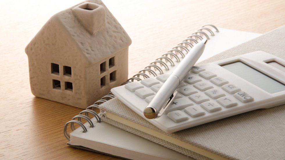 ¿Qué impuestos debo pagar al vender mi vivienda?