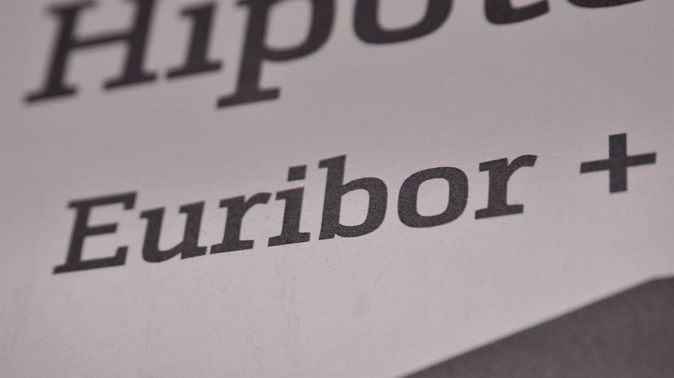 El euríbor sube, pero sigue abaratando las hipotecas