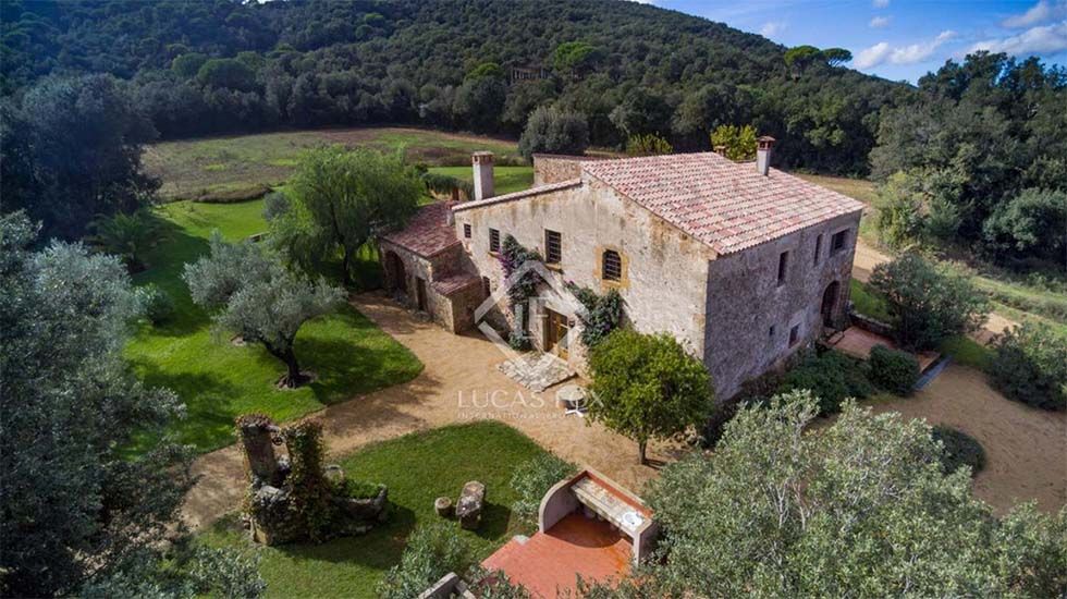 ¿Buscas casa en el campo? ¿Qué tal una masía?