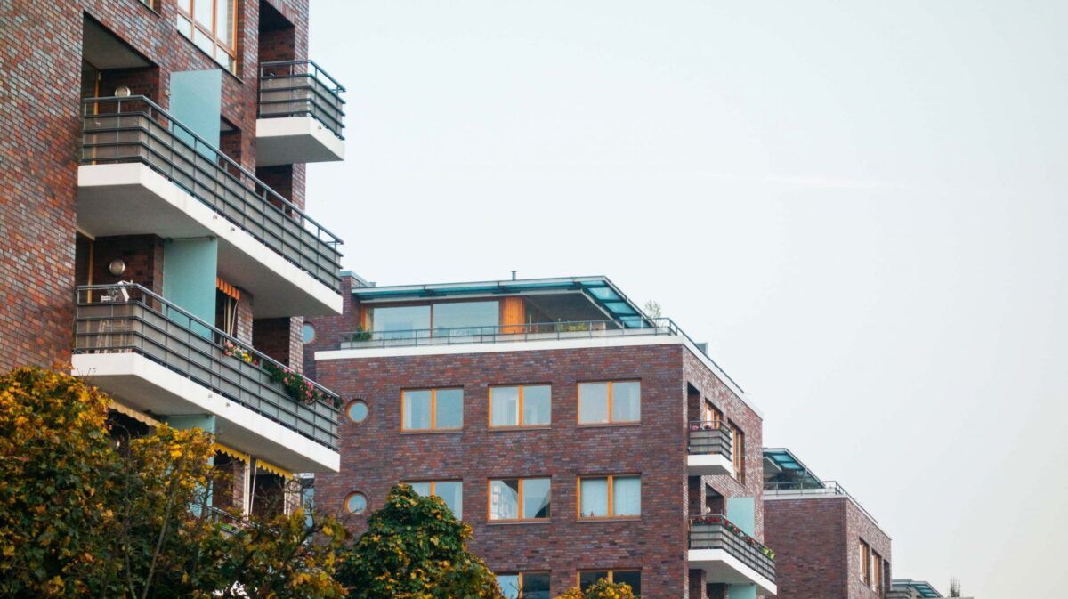 ¿Cómo comprar y vender una vivienda sin incurrir en riesgos financieros?