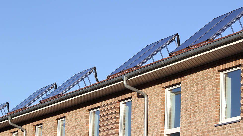 ¿Cuáles son los beneficios de la instalación de placas solares en las comunidades de vecinos?