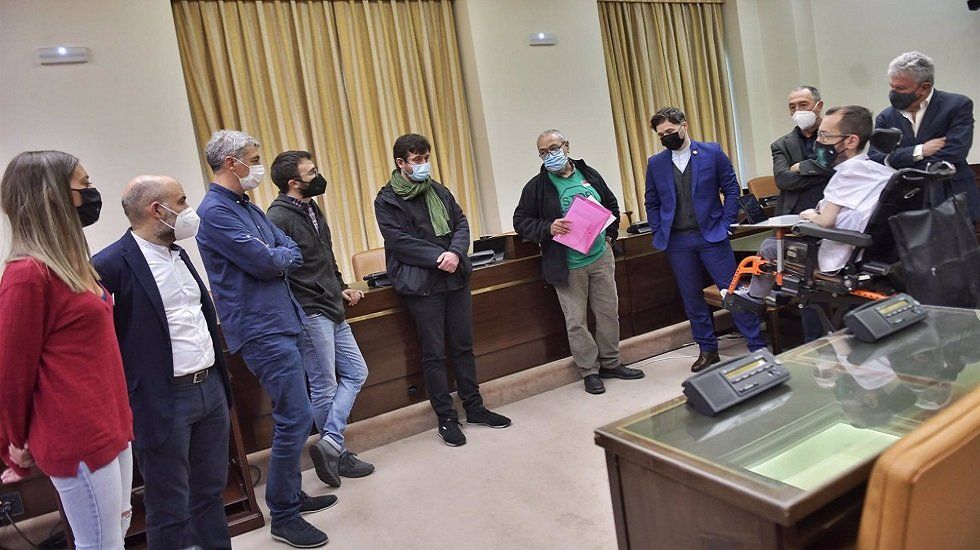 Partidos políticos respaldan las peticiones de la PAH