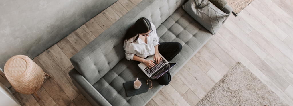 Joven que teletrabaja y vive en Valencia, Cataluña o La Rioja: el perfil con las casas más inteligentes
