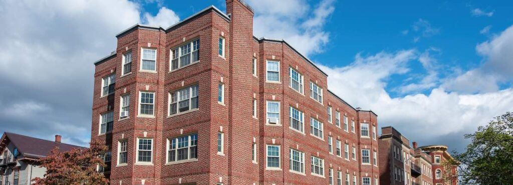 ¿Qué ayudas ofrece el Gobierno para poner ascensores en edificios viejos?