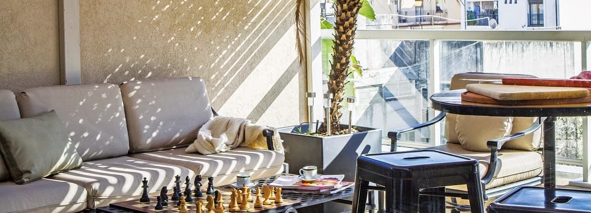 Cómo cerrar el balcón sin obras, de forma barata y sin tener problemas con los vecinos