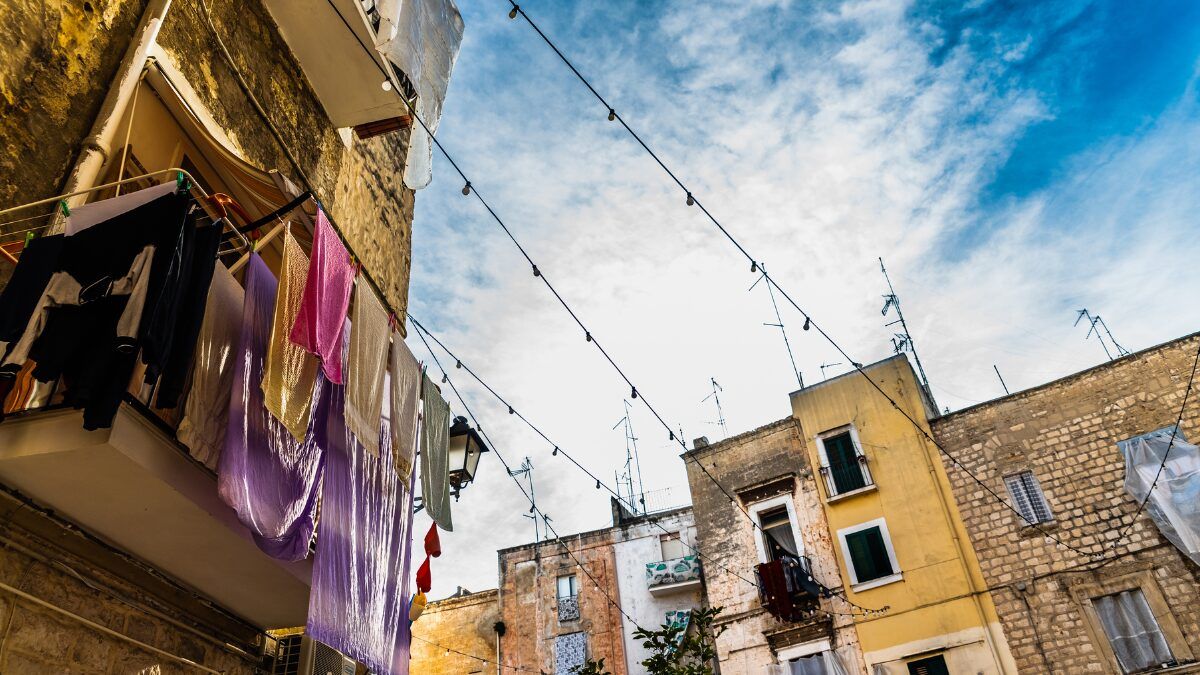 ¿Pueden mis vecinos prohibirme que tienda la ropa o cuelgue banderas en el balcón?