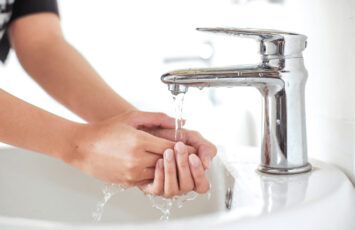 Así puedes ahorrar agua en casa: 10 trucos prácticos que quizás no conocías