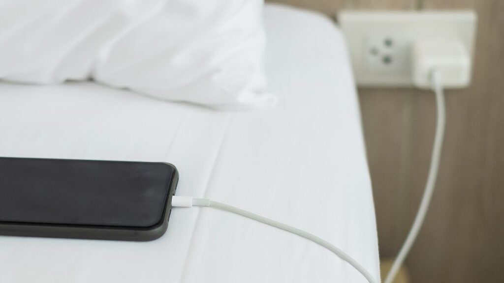 ¿Gasta electricidad dejar el cargador del móvil enchufado?