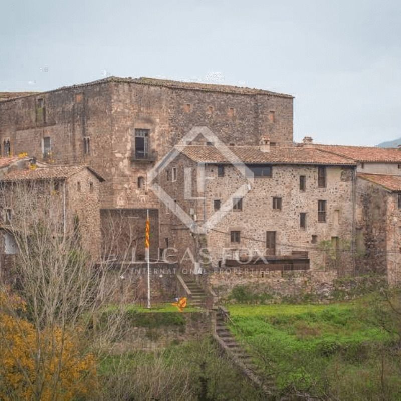 El Castillo de Santa Pau, un castillo medieval en venta en Fotocasa por un millón de euros img193