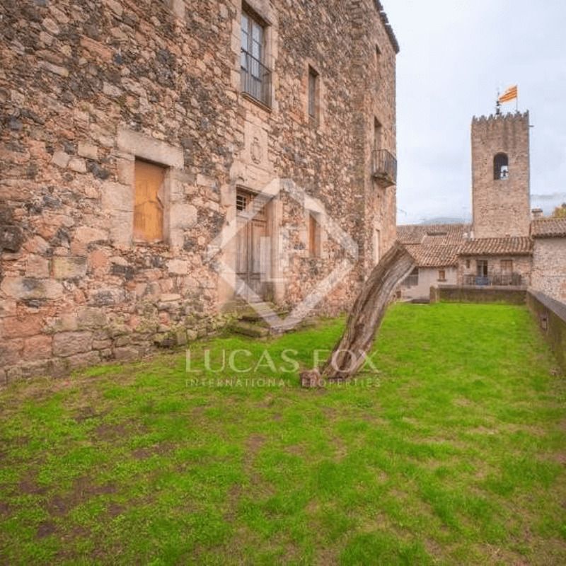 El Castillo de Santa Pau, un castillo medieval en venta en Fotocasa por un millón de euros img719