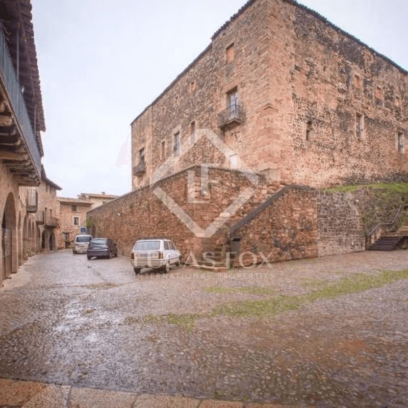 El Castillo de Santa Pau, un castillo medieval en venta en Fotocasa por un millón de euros img892