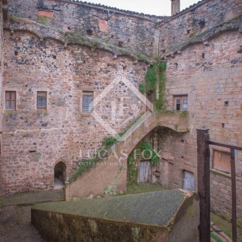 El Castillo de Santa Pau, un castillo medieval en venta en Fotocasa por un millón de euros img1