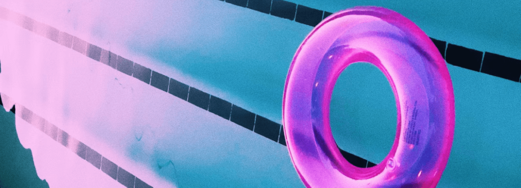 Piscinas con fondos de colores, una nueva tendencia para alejarse del clásico azul