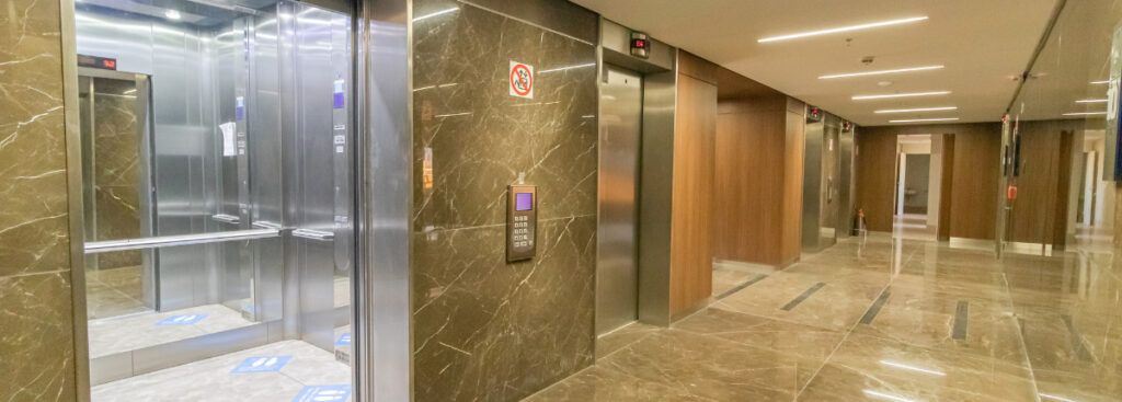 ¿Deben los propietarios de los bajos pagar las reparaciones del ascensor?