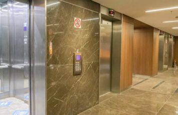 ¿Deben los propietarios de los bajos pagar las reparaciones del ascensor?