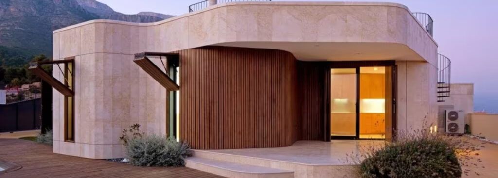 La casa más curiosa de octubre: una original vivienda pasiva con vistas a la montaña y a diez minutos de Benidorm