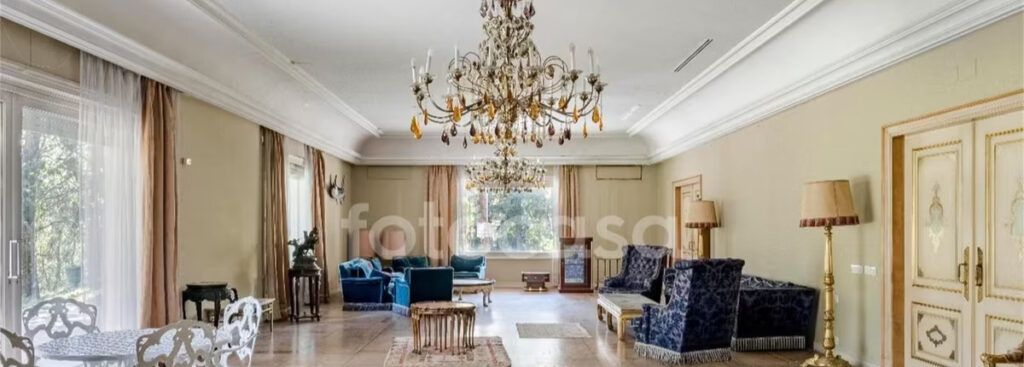 La casa más curiosa de noviembre: un lujoso chalet de estilo palaciego con discoteca en Madrid capital