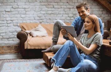 Comprar casa en pareja, ¿puede ir el piso a nombre de las dos personas?