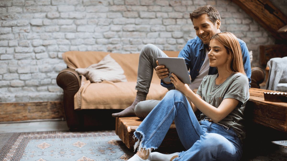 Comprar casa en pareja, ¿puede ir el piso a nombre de las dos personas?