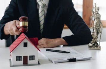 Uno de los copropietarios se niega a vender su parte de la vivienda, ¿qué podemos hacer?