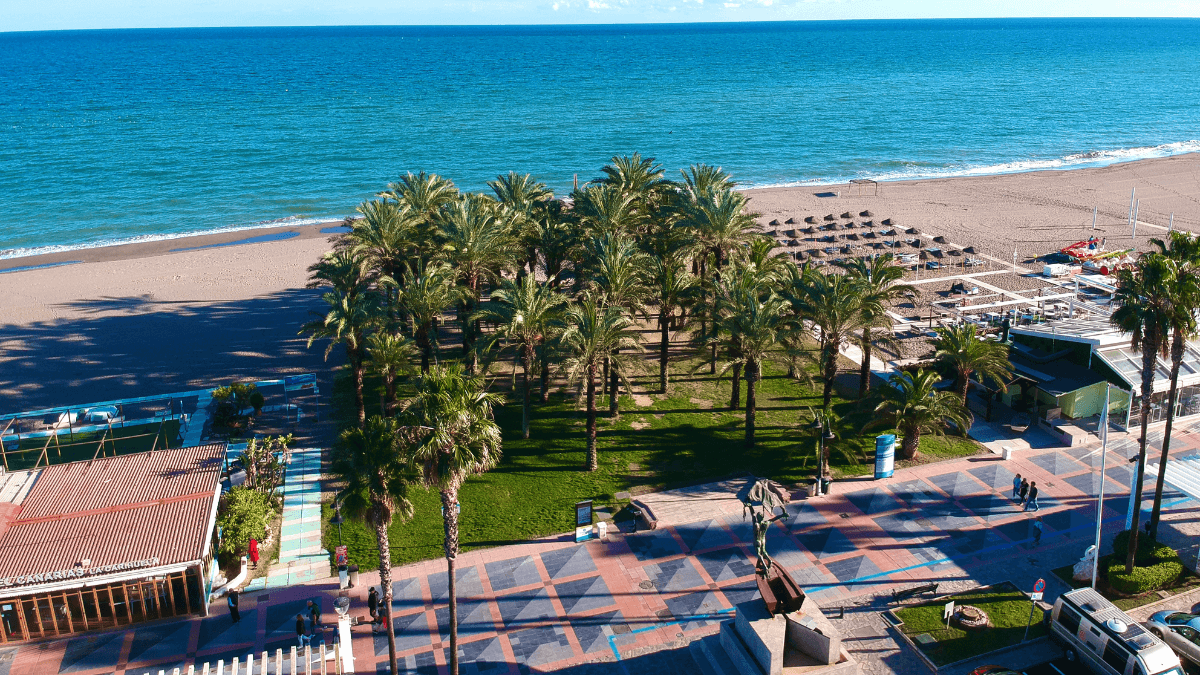 LUXURY PROPERTIES & DECOR comercializa en exclusiva el edificio UNIQ: 21 viviendas premium y 24 garajes en primera linea de playa frontal al mar en La Carihuela, Torremolinos