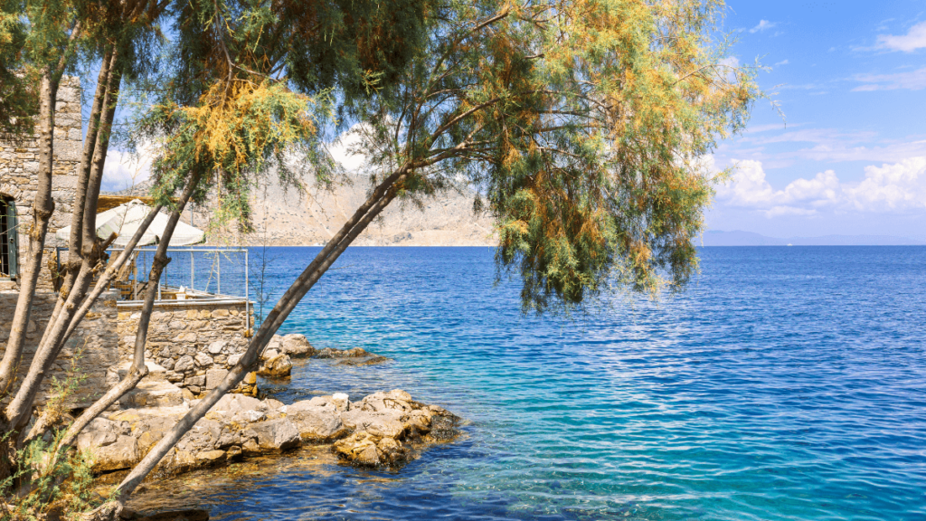 Brad Pitt compra esta peculiar casa de piedra en un acantilado de California
